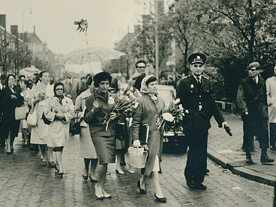 A-F-NLP40-0110 In der ersten Reihe befinden sich rechts und links Dagmar Wilson und Elly Steinmann bei einer Demonstration in Den Haag unter dem Motto "Wir sagen NEIN zur multilateralen Atomstreitmacht" am 13.05.1964. Rechte vorbehalten - freier Zugang. 