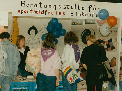 Infostand zum Boykott südafrikanischer Früchte, 06.1989. Bestand AddF Kassel, Sign.: A-F-NLK33-423-9-01. Rechte vorbehalten, freier Zugang.