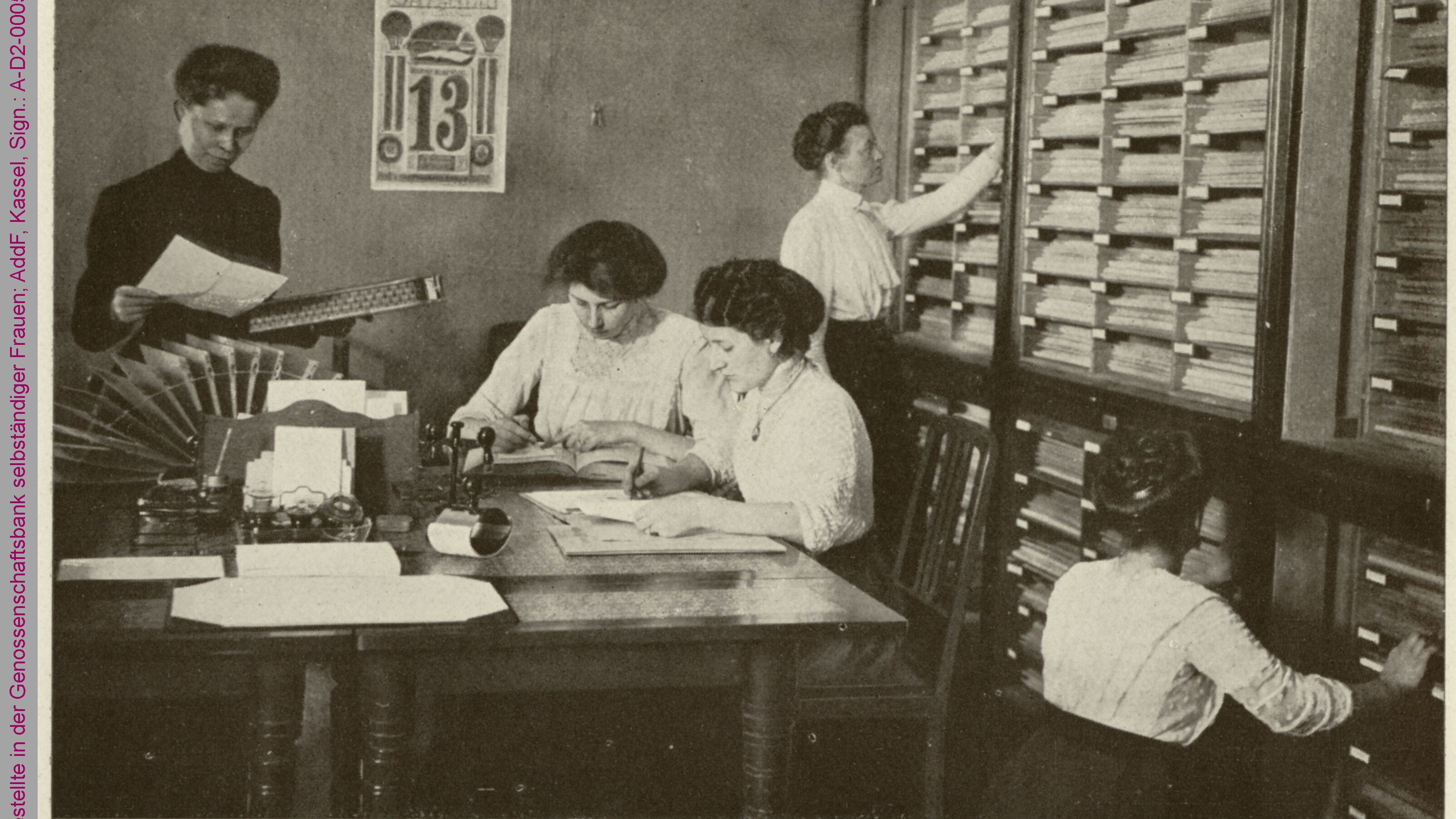 A-D2-00057, Weibliche Angestellte bei der Arbeit in der Genossenschaftsbank selbständiger Frauen ca. 1914. Gemeinfrei.