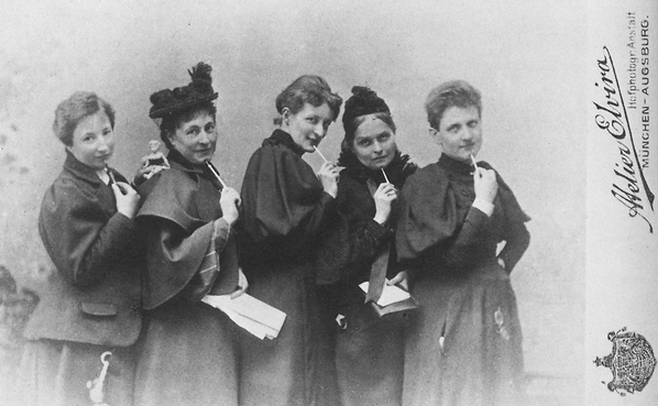 Gruppenbild aus dem Atelier Elvira: Anita Augspurg, Marie Stritt, Lily von Gizycki (d.i. Lily Braun), Minna Cauer und Sophia Goudstikker, v.l.n.r. AddF, A-F1-00869. Gemeinfrei.