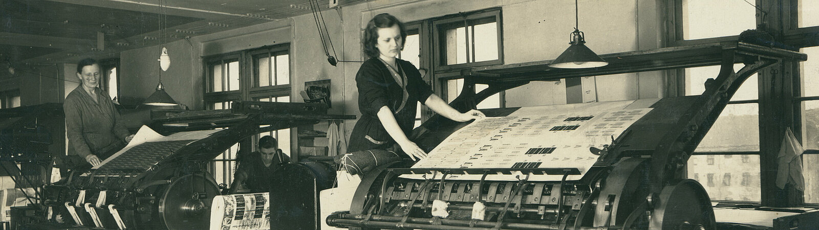 AddF-F1-00644; Arbeiterinnen in einer Druckerei, ca. 1936. Fotografin: Grete Karplus. GemeinfreiAddF-F1-00644; Arbeiterinnen in einer Druckerei, ca. 1936. Fotografin: Grete Karplus. Gemeinfrei