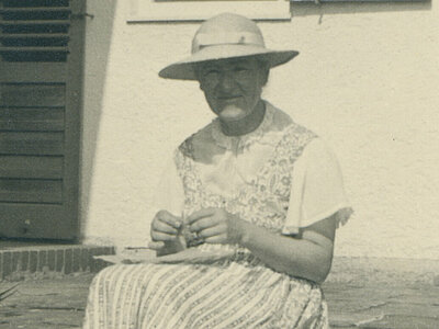  Dorothee von Velsen auf den Stufen ihrer Terrasse in Ried, Oberbayern, ca. 1950, A-F-NLK08-0007-01, Rechte vorbehalten - freier Zugang.