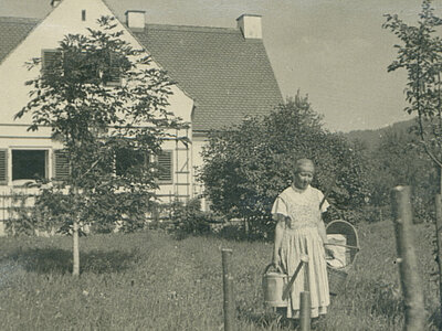 Dorothee von Velsen in ihrem Garten vor ihrem Haus in Ried, Oberbayern, ca. 1950, A-F-NLK08-0007-02, Rechte vorbehalten - freier Zugang.