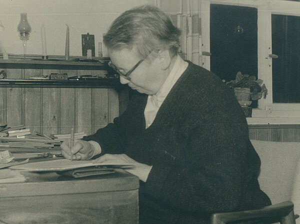 Marie Buchhold am Schreibtisch, ca. 1950; Bestand AddF Kassel, Sign. A-F-NLK27-0013. Rechte vorbehalten - freier Zugang.