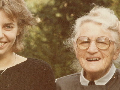 AddF-F-NLP11-0062 Elisabeth Selbert mit ihrer Enkelin Susanne Selbert, ca. 1984. Rechte vorbehalten, freier Zugang. 