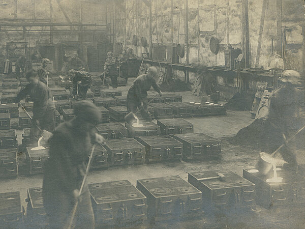A-F1-00647 Arbeiterinnen in einer Gießerei, ca. 1910. Gemeinfrei.