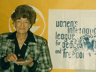Eleonore Romberg während einer USA-Reise im Rahmen ihrer Tätigkeit als Präsidentin der Women's International League for Peace and Freedom, 1988. Sign.: AddF Kassel, A-F-NLP18-0001. Rechte vorbehalten.