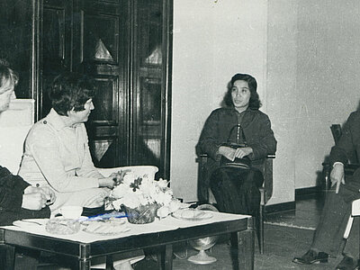 A-F-NLP40-0032 Grit Weisberg (1. v. li.) und Elly Steinmann (2. v. li.) im Gespräch mit dem nordvietnamesischen Außenminister Trinh (1. v. re.) und vermutlich dessen Ehefrau. Rechte vorbehalten - freier Zugang.