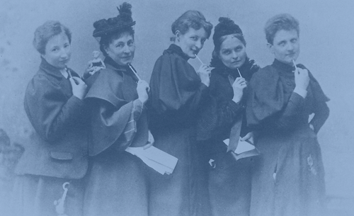 A-F1-00869; Gruppenbild von Anita Augspurg, Marie Stritt, Lily Braun, Minna Cauer und Sophia Goudstikker ca. 1894. Gemeinfrei.