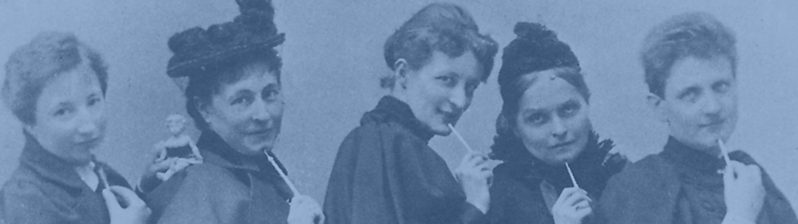 A-F1-00869; Gruppenbild von Anita Augspurg, Marie Stritt, Lily Braun, Minna Cauer und Sophia Goudstikker ca. 1894. Gemeinfrei.