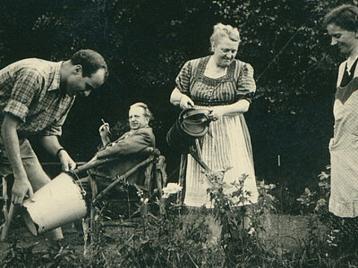 AddF-F-NLP11-0035 Gerhart, Adam und Elisabeth Selbert mit der Hauswirtschafterin der Familie bei der Gartenarbeit. Privataufnahme, 1952. Rechte vorbehalten, freier Zugang.
