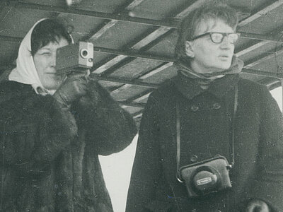 A-F-NLP40-0028 Elly Steinmann (links) und Grit Weisberg (rechts) bei einer Bootsfahrt während ihrer ersten Vietnamreise, 1970. Rechte vorbehalten - freier Zugang.